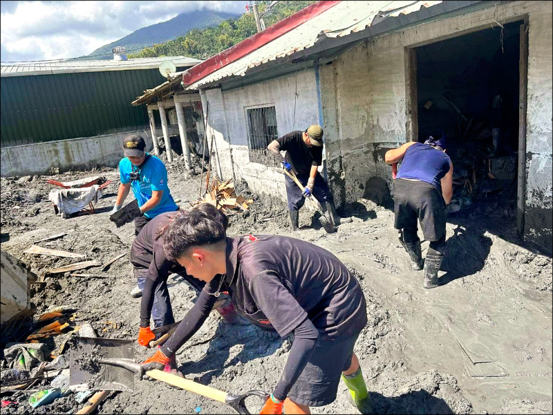 台中勤益科大國際志工服務社12名學生，利用假期前往花蓮光復鄉大馬村，協助居民清理淤泥重建家園。
（勤益科大提供）