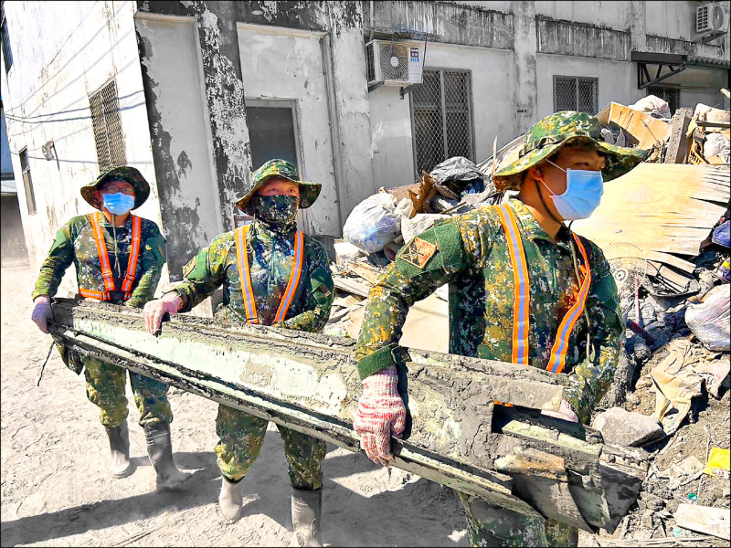 花蓮烈日當空，第5作戰區官兵仍揮汗鏟除淤泥、清理廢棄物。（軍方提供）