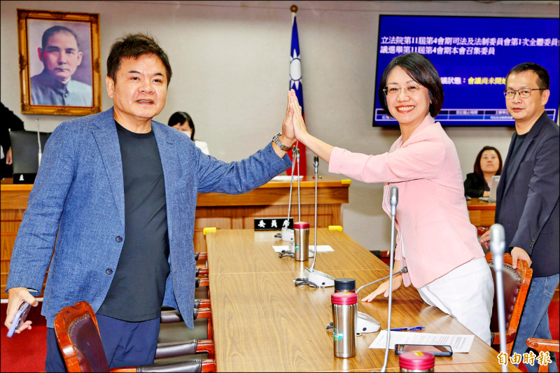 民進黨立委莊瑞雄（左）與國民黨立委翁曉玲（右）出任立院司委會召委，翁預告本會期將優先推動公教年金停扣法案。（記者叢昌瑾攝）
