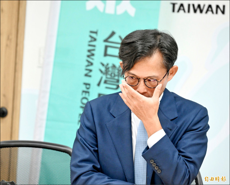 民眾黨主席黃國昌昨稱吹哨者協會經費獲得民眾捐款支持，但他未解釋是否支付協會成員薪資。（記者羅沛德攝）