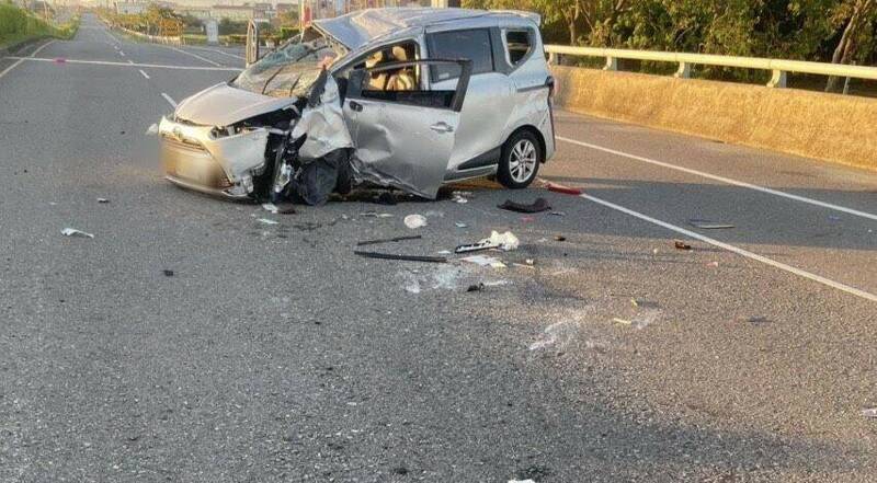 今天清晨5點左右，1輛休旅車行經宜蘭縣五結鄉濱海公路，自撞中央分隔島後翻覆。（民眾提供）