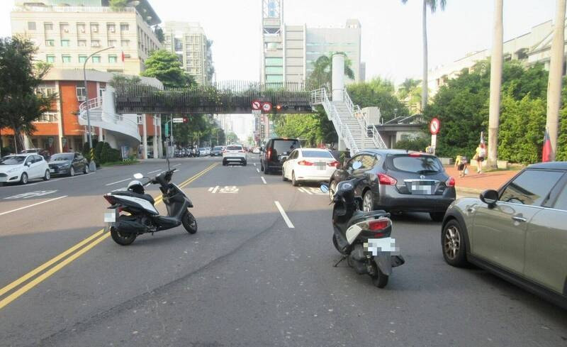 台中市陳姓男子今天上午騎機車行經三民路1段時，前方突然有一名騎士跨越雙黃線逆向，陳男緊急煞車，造成後方王姓女子的機車反應不及撞上，所幸兩人無大礙。（記者陳建志翻攝）