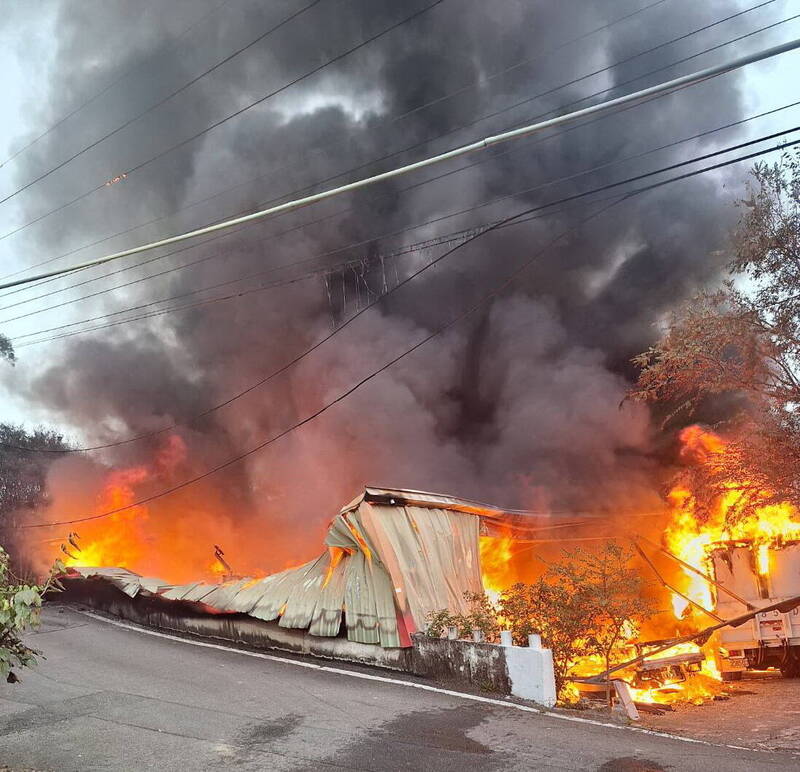 苗栗縣苑裡鎮一間木材倉庫傳出火警，陷入火海，濃煙密布。（民眾提供）