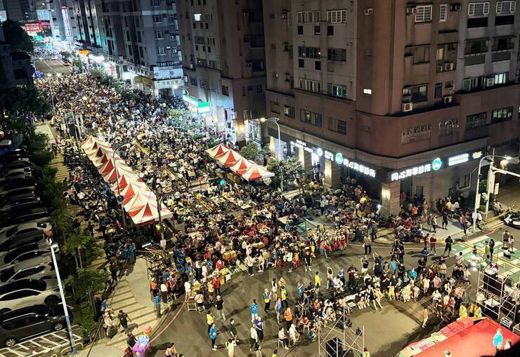 往年中壢「萬人封街烤肉」從大樓往下拍，十分壯觀。（資料照，記者李容萍攝）
