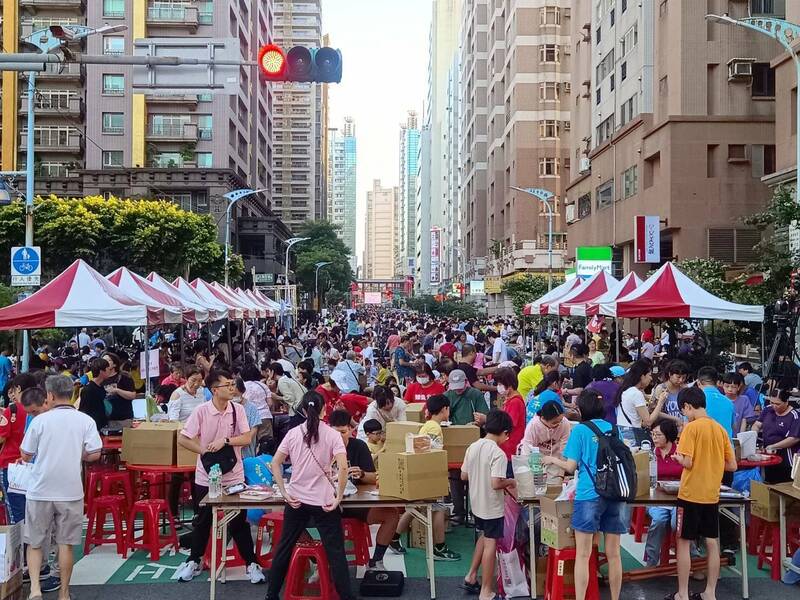 桃園中壢「萬人封街烤肉」是當地里民家戶最期待的年度活動。（莊金泉提供）