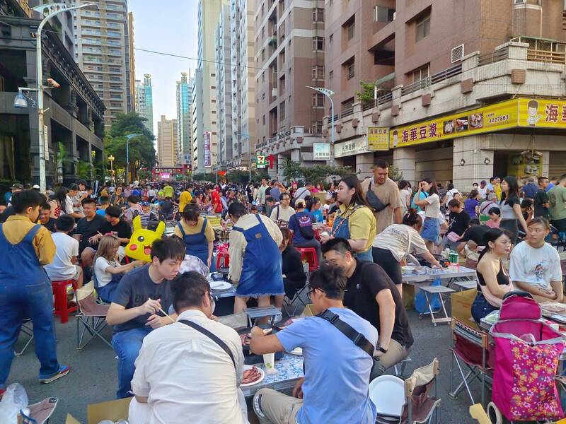 桃園市中壢SOGO商圈周邊，分處興南、新街、金華、水尾4里的18個社區，每逢中秋節舉辦「萬人封街烤肉」，號稱全國最狂。（莊金泉提供）