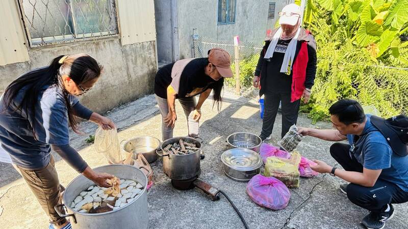 愛心送暖到光復鄉，除了300多個傳統美食「吉拿富」，並準備一大鍋香菇雞湯。（原民會提供）