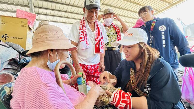 高雄市原民會主委阿布斯（前右）送上「吉拿富」給花蓮受災族人。（原民會提供）
