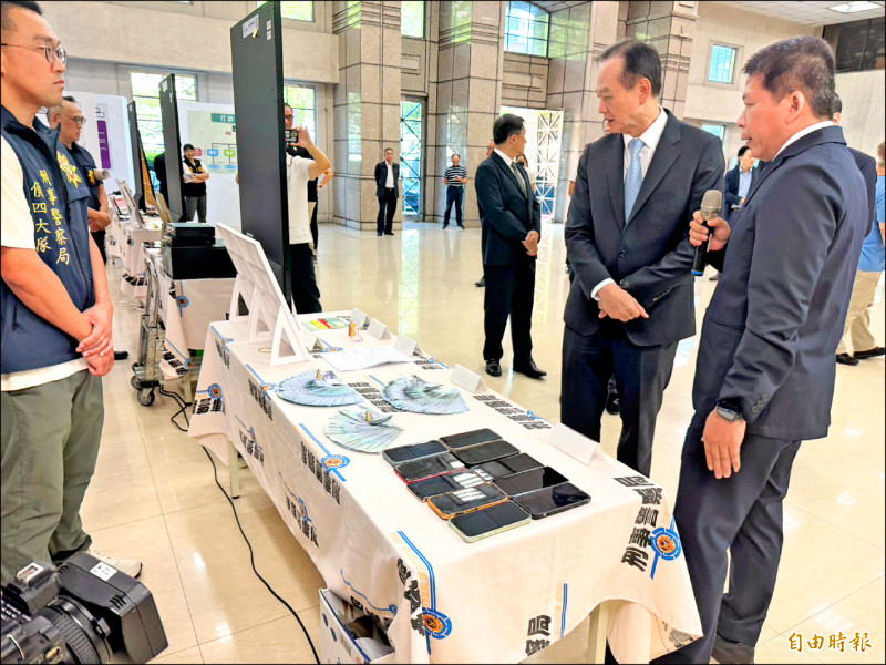 刑事警察局公布四合一專案成果，查扣詐團不法利得12.2億餘元。（記者鄭景議攝）