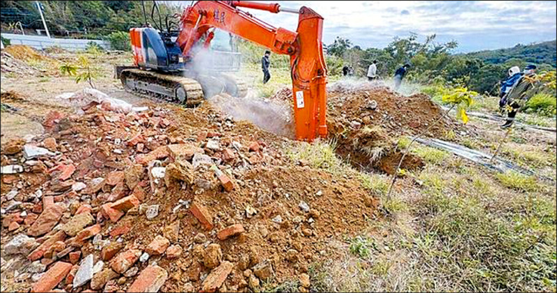 檢警調開挖朱男家族回填的事業廢棄物。（警方提供）