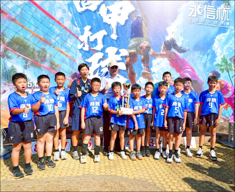 教練黃瑋芊（左四）臨危受命，率領苑裡國小男排暌違3年奪6大盃賽冠軍、也是個人執教首冠。（黃瑋芊提供）