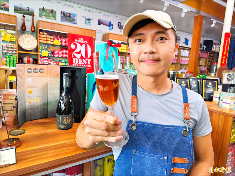 苗栗頭份青農張家齊，以創新精湛製茶工藝，將台灣紅茶、東方美人茶推上國際舞台，多次於國際大賽獲獎。（記者彭健禮攝）