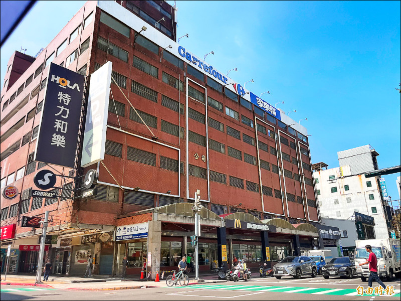 新竹縣老字號的大賣場—家樂福竹北店，租約到10月31日。（記者廖雪茹攝）