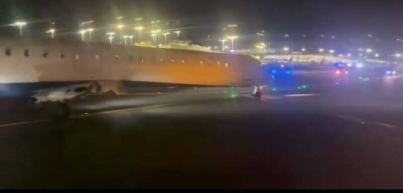 美國紐約拉瓜迪亞機場（LaGuardia Airport）當地時間週三晚間發生事故，兩架達美航空（Delta Air Lines）的客機在滑行途中發生低速碰撞。（圖擷取自X@BBMagaMom）