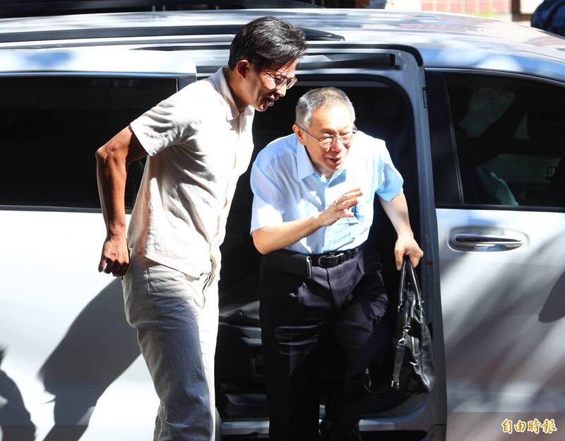 北院今開庭審理京華城案，陷「養狗仔跟拍」爭議的黃國昌（左）陪同柯文哲（右）步入法院。（記者王藝菘攝）