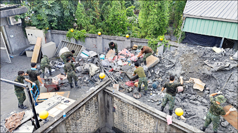 民眾在住家二樓拍下國軍進入房屋及庭院幫忙清理家園，讓族人感謝「感受到國家就在我們身邊」。（張姓民眾提供）