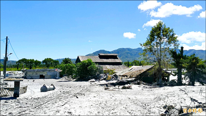 花蓮光復洪災重創7村，其中大平村、大同村共89戶因地勢低窪受創嚴重，中央災害應變中心前進協調所表示，因無法再居住，原則上「不再做挖掘動作」，國土署也尋覓臨近一塊土地待現勘，將蓋中繼宅組合屋。（記者王錦義攝）