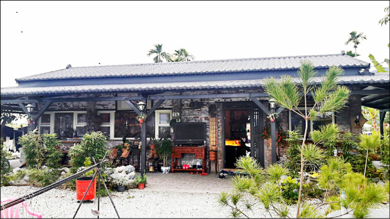 林女和王男經營的熱帶雨林咖啡，2人在鄉下過著養雞養鴨的田園生活，卻遭遇百年洪災殞命。（取自臉書）