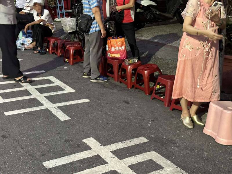 不二坊代購1盒狂飆2千元！板凳大軍漏夜卡位排隊爆衝突