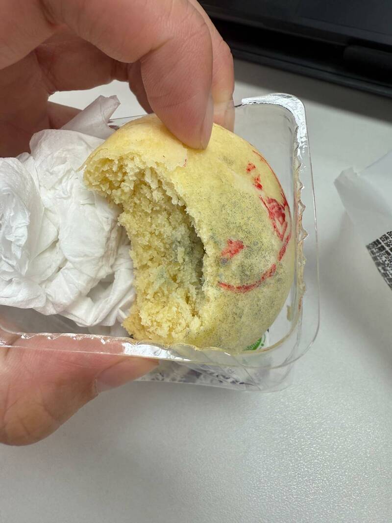 高雄知名食品豆沙月餅效期內發霉 民眾驚嚇︰差點人生登出