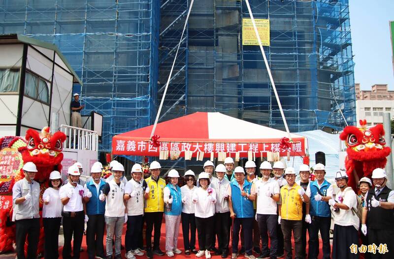 整合托育與行政資源 嘉市西區區政大樓上梁