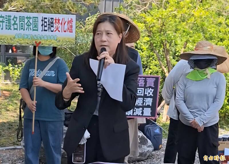 彰化縣環境保護聯盟副理事長張淑芬表示，名間反焚化爐鄉民遭疑似黑道「問候」，請警方加強保護鄉民安全。（記者張協昇攝）