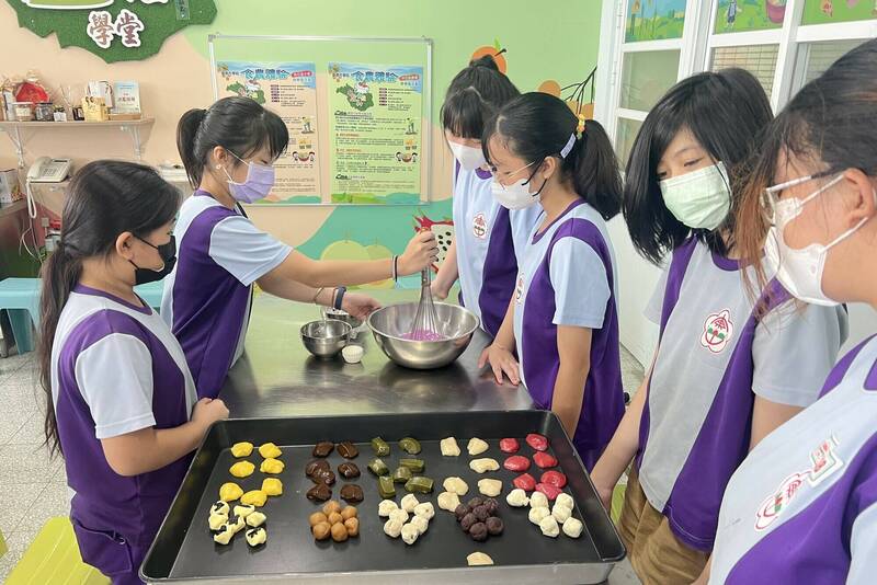 台南東山國小學童食米教育 手作五行麻糬拜土地公祝壽