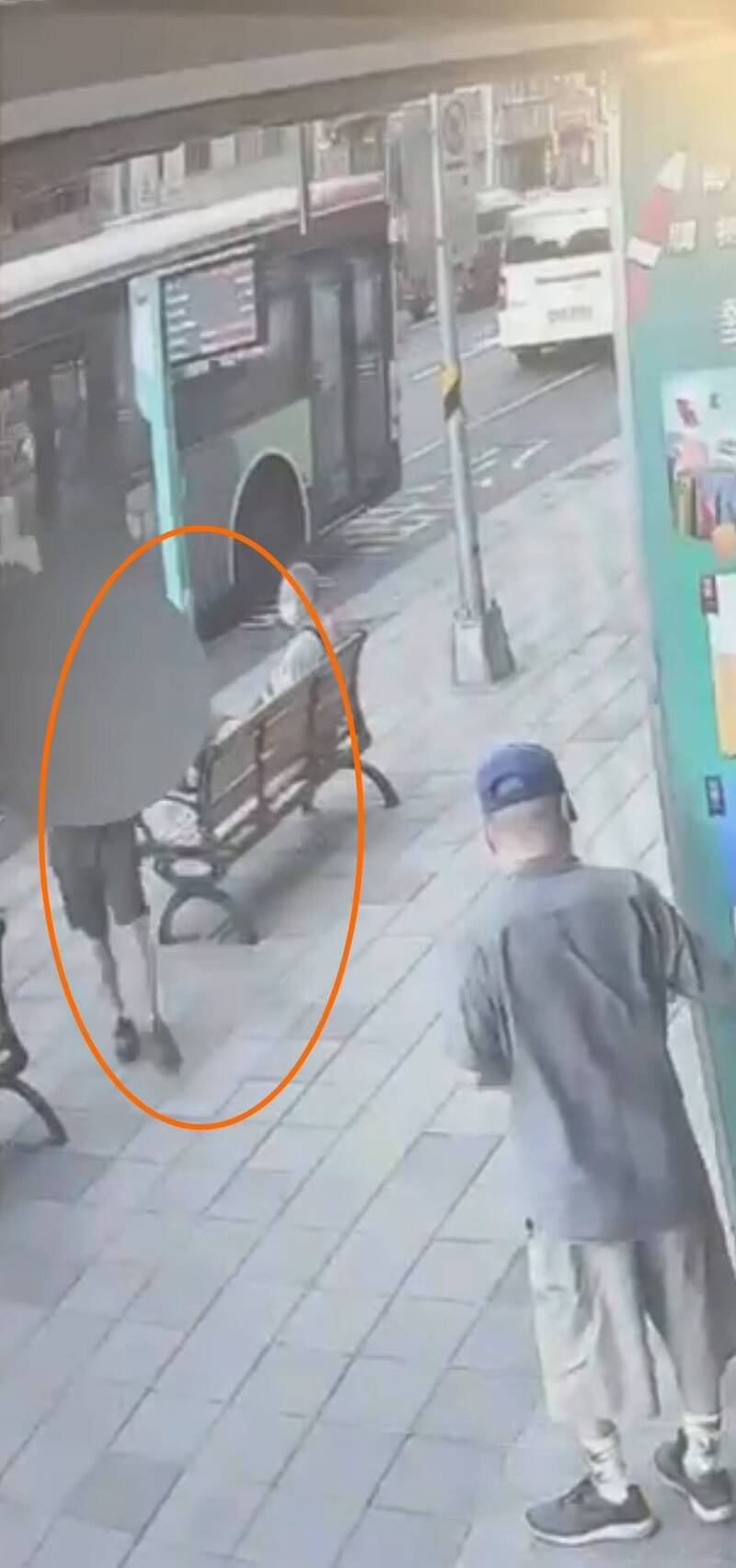 黑衣短褲男下公車後，疑似和國中女學生發生衝撞。（警方提供）