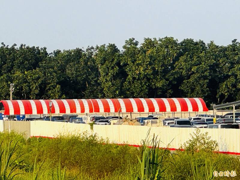 圖中帳篷為台積電嘉科廠中秋聯歡會夜市攤位區。（記者蔡宗勳攝）