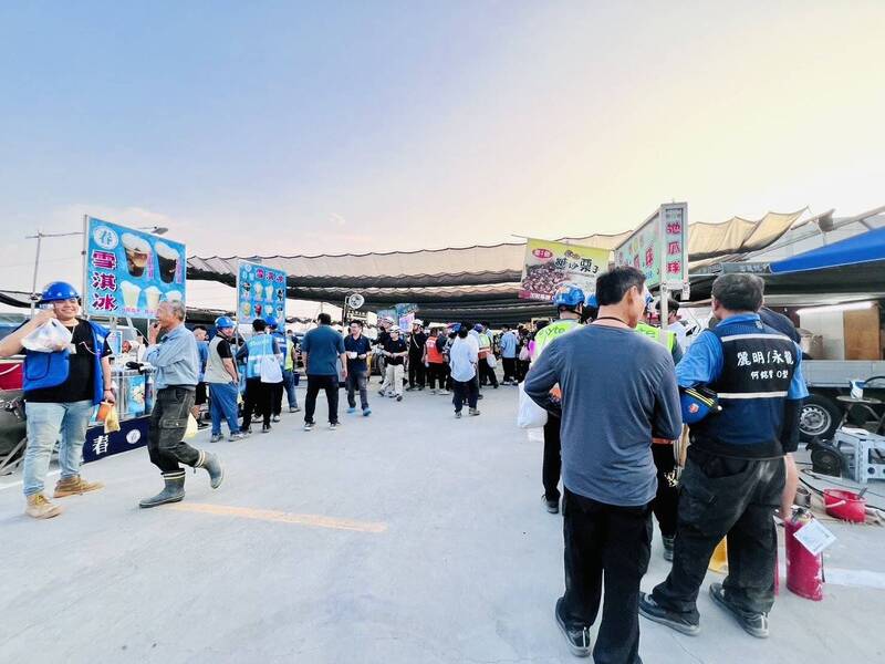 台積電嘉科廠中秋聯歡會，30個美食攤供員工選購。（讀者提供）