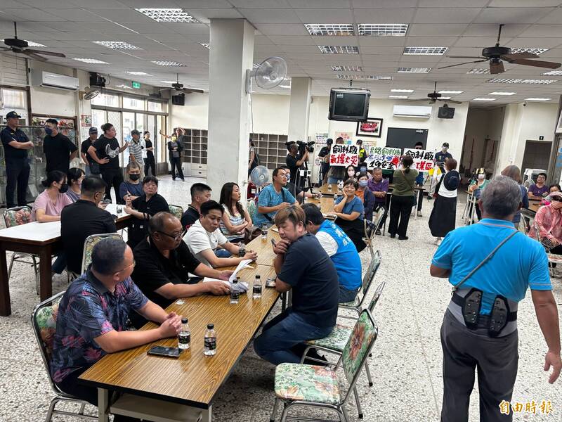 昱銘公司飼料廠說明會，村民拿大字報抗議，現場氣氛一度緊張。（記者顏宏駿攝）
