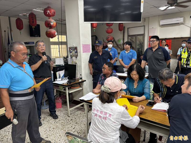 昱銘公司代表（左2）釋出利多，讓村民止住怒氣，願意傾聽。（記者顏宏駿攝）