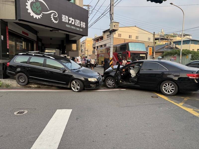 情侶疑因感情糾紛竟在馬路上演飛車追逐,轎車嚴重受損,2駕駛都受輕傷。(民眾提供) 情侶疑因感情糾紛竟在馬路上演飛車追逐,轎車嚴重受損,2駕駛都受輕傷。(民眾提供)