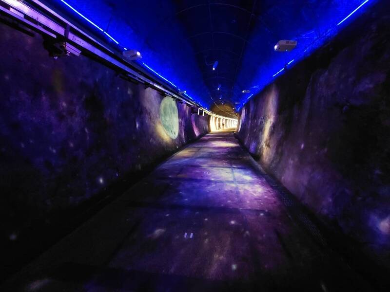 迎接中秋節3天連續假期，交通部觀光署東北角及宜蘭海岸國家風景區管理處將具有百年歷史的舊草嶺隧道，打造「隧道裡的月亮」沉浸式光影展演。（交通部觀光署東北角及宜蘭海岸國家風景區管理處提供）