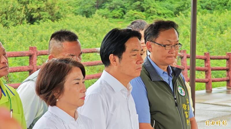 屏東縣長周春米（左）、立委徐富癸（右）全程陪同總統賴清德視察。（記者陳彥廷攝）