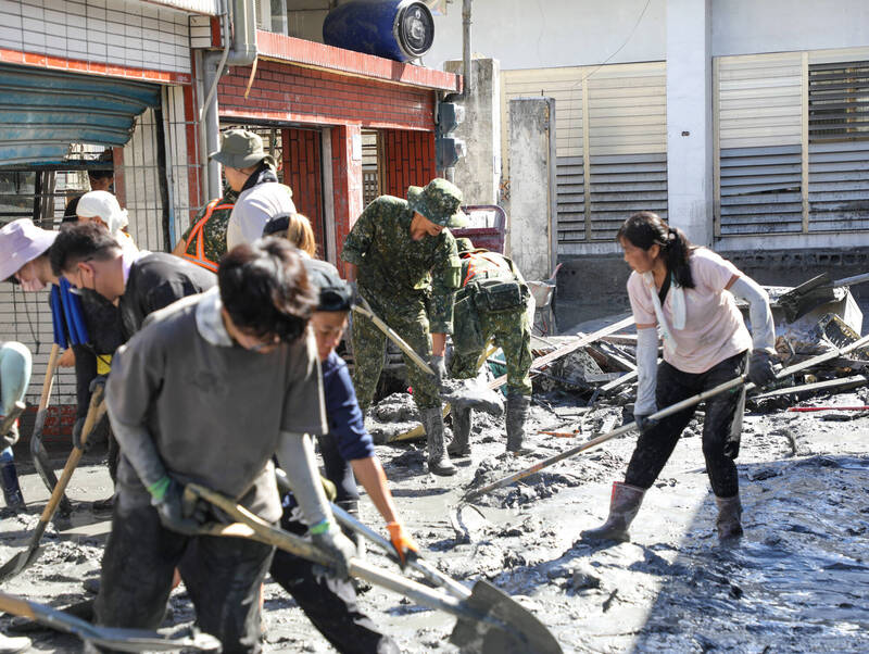 陸軍說，災區復原重建過程不容易，但堅信「軍民團結的力量，永遠比風雨更強」，感謝民眾與國軍同行。（國軍提供）