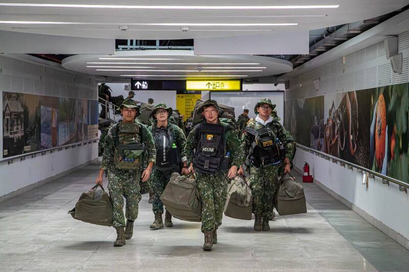 國軍弟兄趕赴災區。（國軍提供）