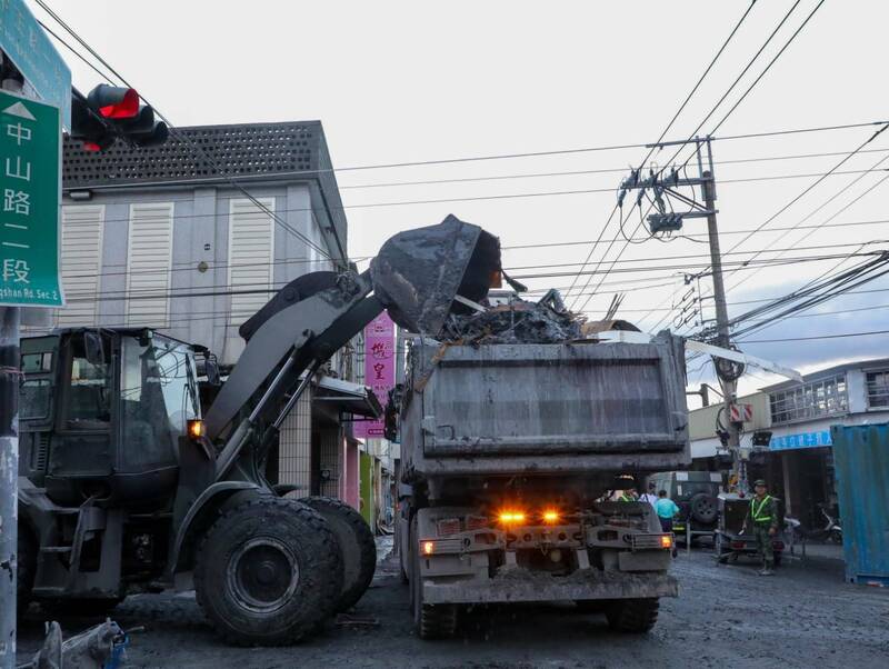 國軍出動機具協助整理災區。（國軍提供）