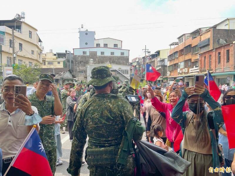 鄉親歡迎協助救災國軍弟兄。（國軍提供）