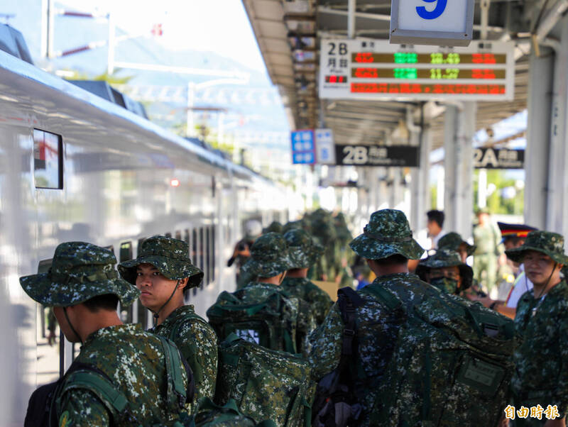 月台上趕赴救災的國家弟兄。（國軍提供）