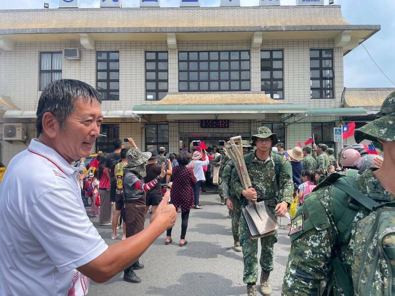 鄉親對國軍鏟子超人比讚。（國軍提供）