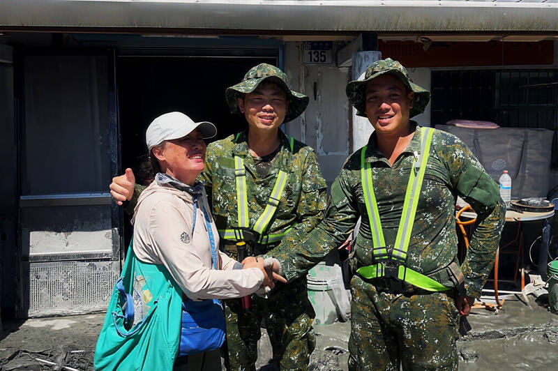 緊握救災國軍官兵的手！光復鄉親淚謝：損失很多 得到更多