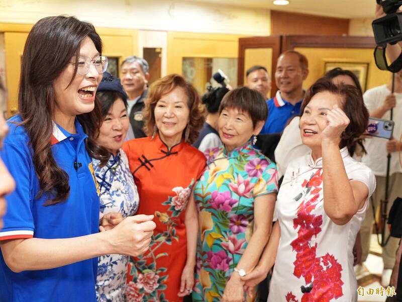 國民黨主席參選人鄭麗文出席「榮光社會工作基金會」慶祝中華民國114年雙十國慶聯誼餐會。（記者陳逸寬攝）