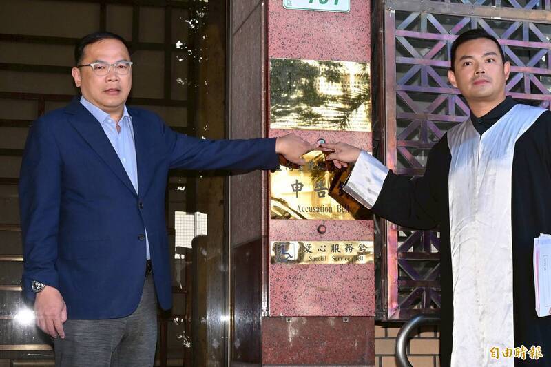 立法委員王義川針對黃國昌等7人，今偕同律師前往台北地檢署具狀提告。（記者叢昌瑾攝）

