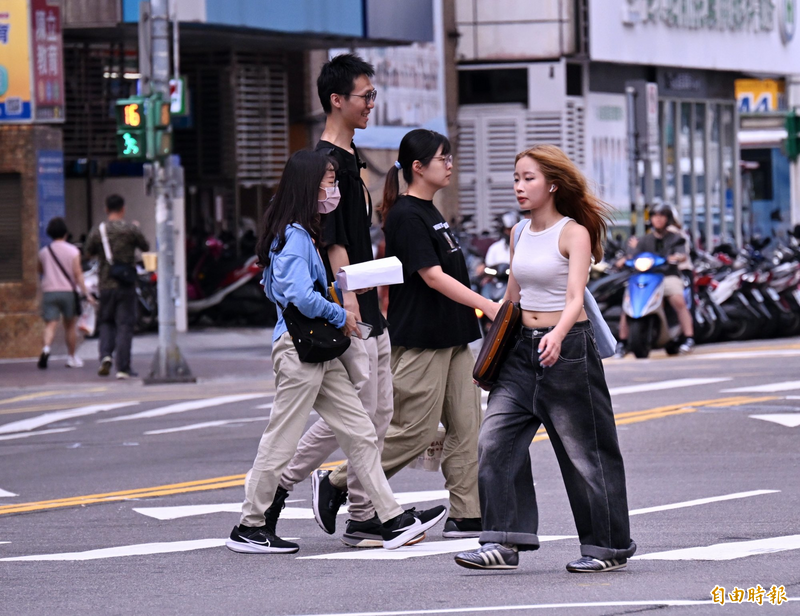 週六各地大多為晴到多雲。（記者方賓照攝）