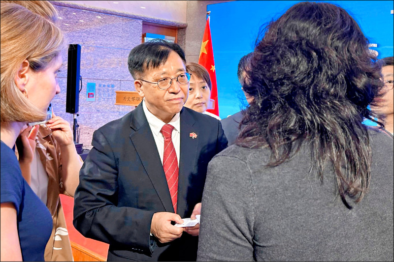 中國外交部駐香港特派員崔建春日前約見美國新任駐港總領事伊珠麗，就干涉香港事務與中國內政以及與所謂亂港份子劃清界等問題，要求伊珠麗做到「四不」。圖為崔建春去年七月在香港會見媒體。（美聯社檔案照）