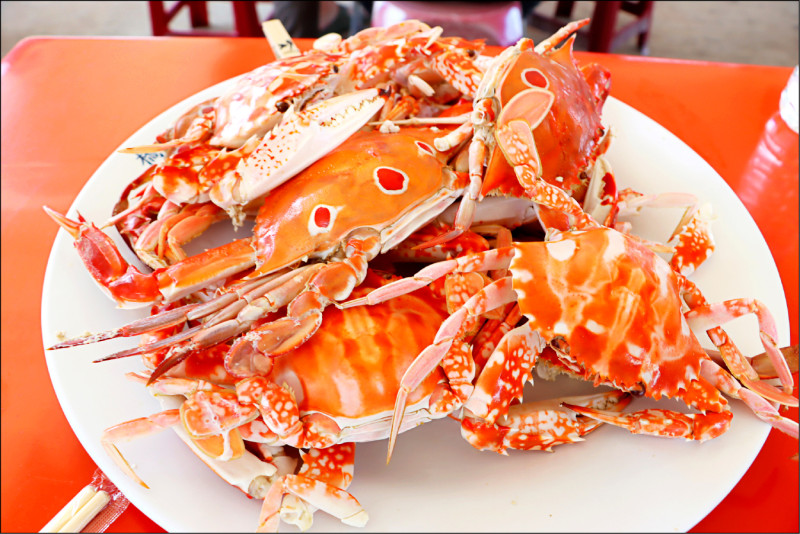 萬里蟹正肥美！野柳假日活蟹市集今天開市，現場可「現買現蒸」，開幕日還規劃捕蟹、漁村漫遊體驗。（新北市漁業處提供）