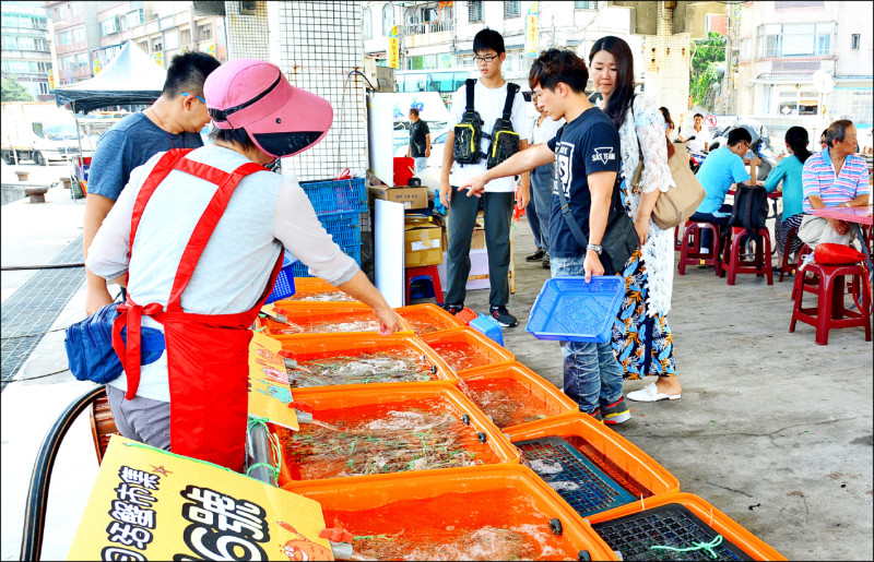 萬里蟹正肥美！野柳假日活蟹市集今天開市，現場可「現買現蒸」，開幕日還規劃捕蟹、漁村漫遊體驗。（新北市漁業處提供）