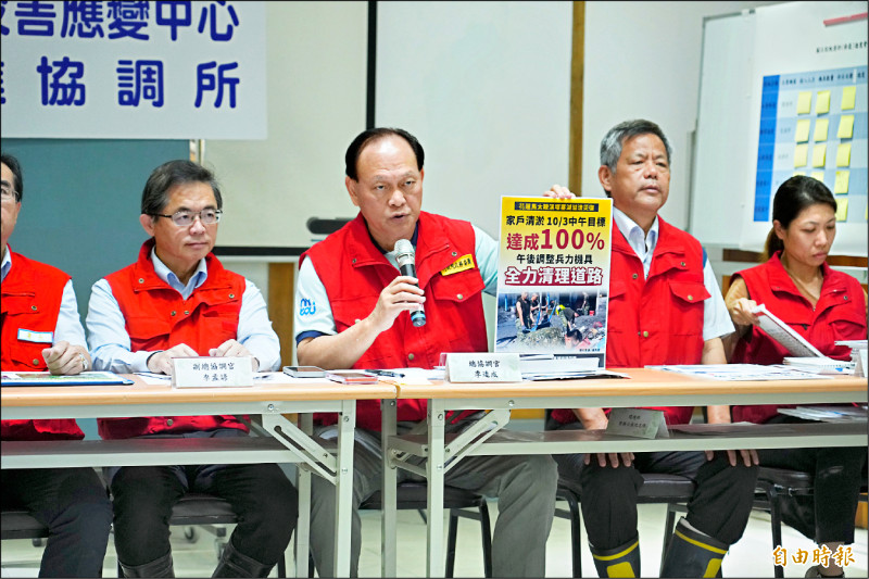中央前進協調所總協調官季連成表示，家戶清 淤百分之百達成，接下來更需要水電、泥作等專業志工。（記者劉人瑋攝）