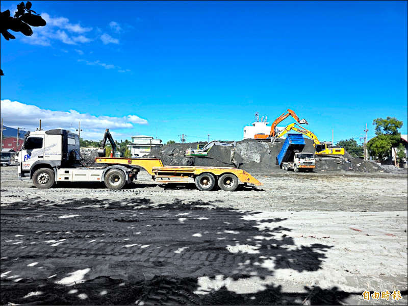 光復國中足球場在校園內，卻出現高達十米棄土山。（記者花孟璟攝）